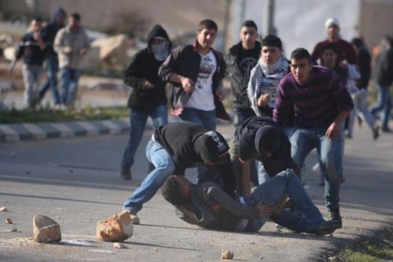 إصابة فلسطينيين برصاص قوات العدو الإسرائيلي في دير البلح