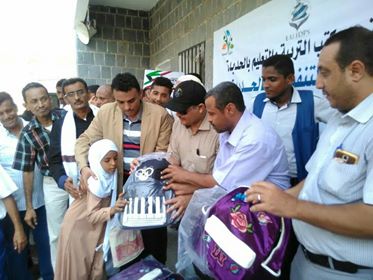 تدشين مشروع توزيع 20 ألف حقيبة مدرسية بالحديدة (صور)