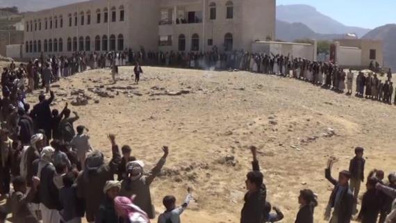أحراق منشورات العدوان خلال وقفة احتجاجية لأبناء عزلة بني عشب في حجة تنديدا باستمرار جرائمة