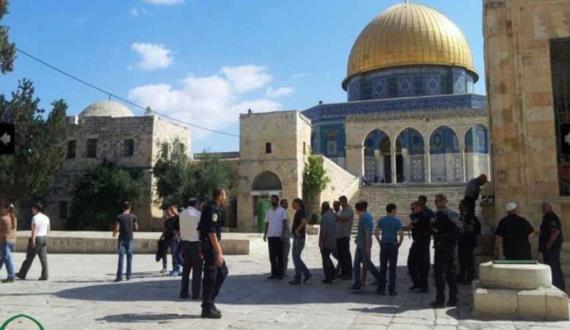 مستوطنون صهاينة يقتحمون باحات المسجد الاقصى