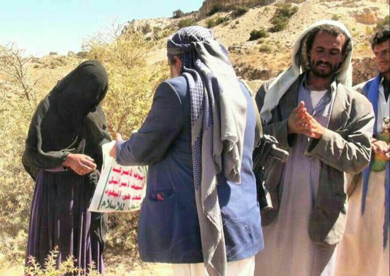 أسرة المجاهد السويدي تتلقى هدية من السيد عبد الملك بدر الدين الحوثي