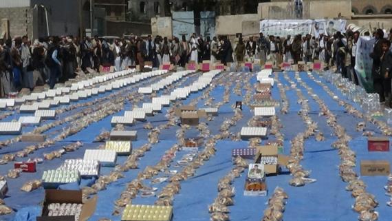 وقفة إحتجاجية وقافلة غذائية من أسر الشهداء بمدينة ذمار دعما للجيش واللجان