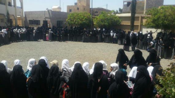 القطاع النسائي بالمحويت ينظم وقفة احتجاجية وتضامنية مع فتاة الخوخة