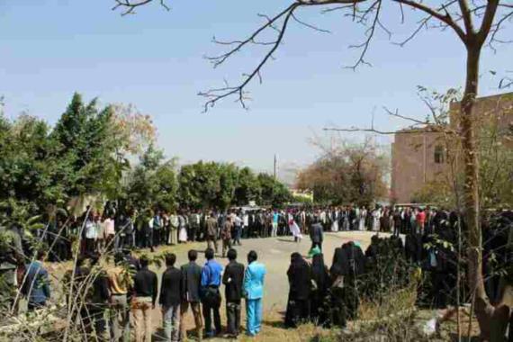 جامعة حجة تنظم وقفة احتجاجية للتنديد بجريمة الخوخة