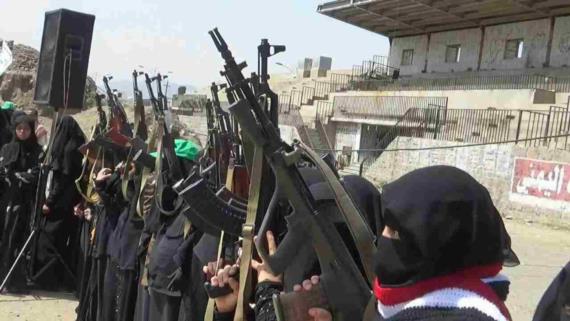 حرائر مدينة حجة ينفذن وقفة مسلحة غضبا لجريمة اغتصاب فتاة الخوخة