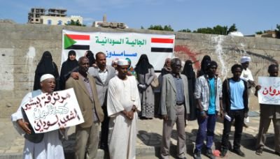 أبناء الجالية السودانية باليمن ينظمون وقفة احتجاجية تنديداً بجريمة الخوخة