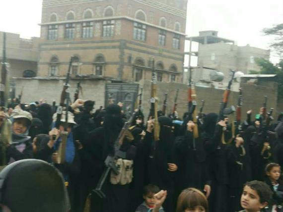 وقفة مسلحة لحرائر مديرية الثورة بأمانة العاصمة للتنديد بجريمة الخوخة