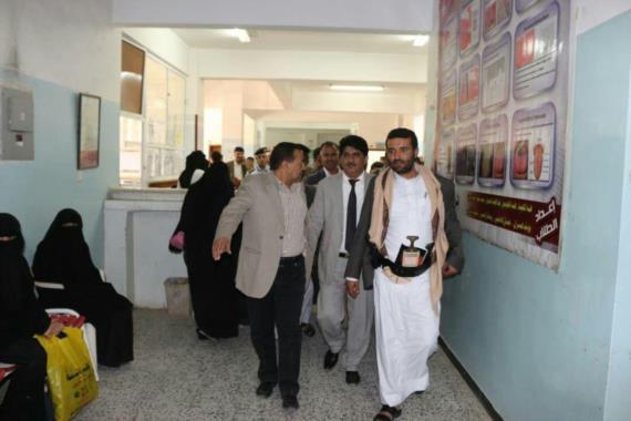 وزير الصحة ومحافظ ذمار يتفقدان عدد من المستشفيات والمراكز الصحية