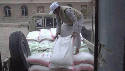 بنيان توزع سلال غذائية على 500 أسرة في حريب القراميش بمأرب