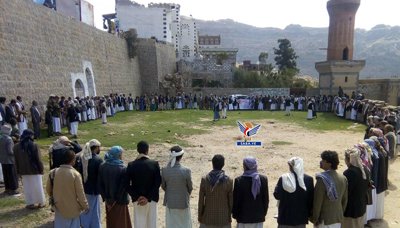 المحويت: وقفة حاشدة في الطويلة تدعو للنفير العام والرد علی جريمة اغتيال الرئيس الصماد