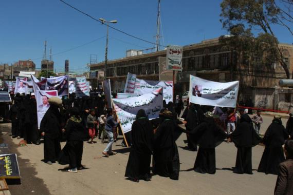 مسيرة نسوية بذمار تندد بجريمة اغتيال الرئيس المجاهد الصماد (صور)