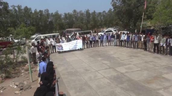 طلاب وأكاديميو جامعة الحديدة يقفون وفاءً للشهيد الصماد