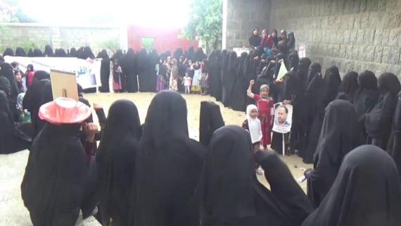 وقفة نسائية في منطقة علكمة بحجة استنكارا لجريمة اغتيال الرئيس الصماد ورفاقه