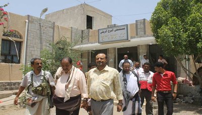 محافظ تعز يزور المرابطين في منقطة البرح ومفرق الوازعية