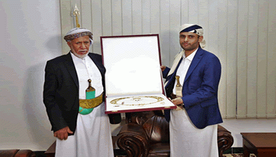الرئيس المشاط يمنح وسام الجمهورية للشهيد الصماد ووسام الشجاعة لمرافقيه الستة