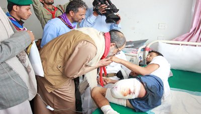 وزير الشباب يدشن حملة زيارة جرحى العدوان وتوزيع هدايا عيدية لهم