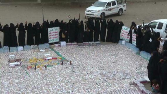 الحديدة: حرائر مديرية الزيدية تقدم أكبر قافلة عيدية لأبطال الجيش واللجان الشعبية