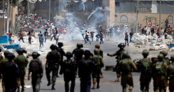إصابة حوالي 50 فلسطينيا واعتقال 7 عقب اقتحام مئات الصهاينة مخيم بلاطة شرق نابلس