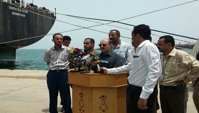 وزير النقل: ميناء الحديدة شريان حياة يمد أكثر من 20 مليون نسمة بالغذاء والدواء