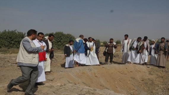 زيارة رسمية وحقوقية وإعلامية إلى مسرح جريمة آل الصيفي بصعدة