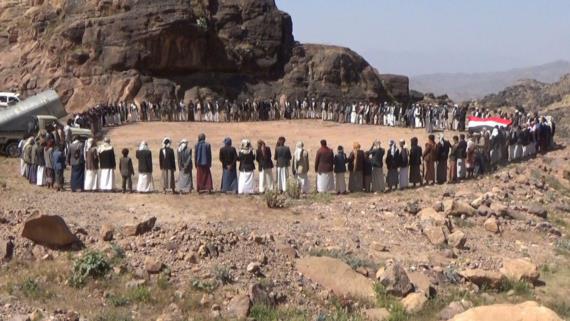 وقفة قبلية في الرجم بالمحويت تستنكر جرائم العدوان وحربه الاقتصادية