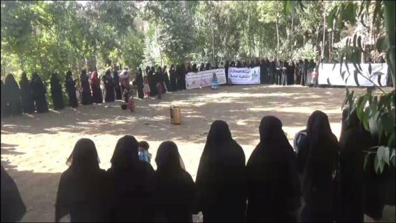 وقفة نسائية بعزلة منكث بيريم في إب للبراءة من الخونة