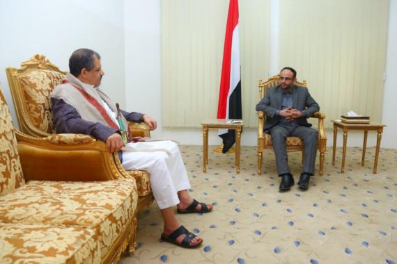 الرئيس المشاط يناقش مع محافظ تعز الأوضاع في المحافظة