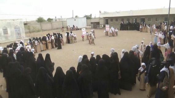 وقفة نسائية بمديرية المنيرة بالحديدة للبراءة من الخونة