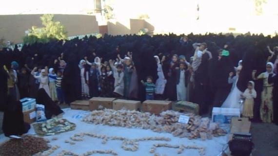 الهيئة النسائية بصعدة تقدم قافلة غذائية ومالية للمرابطين في الجبهات .