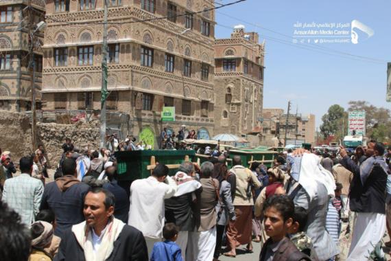 بالصور .. تشييع جثامين شهداء مجزرة العدوان في کشر بالعاصمة صنعاء