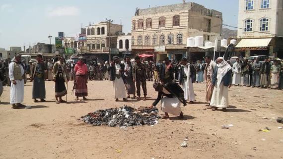 وقفات بالمحويت تدين جرائم العدوان الغاشم وتحرق منشوراته (صور)