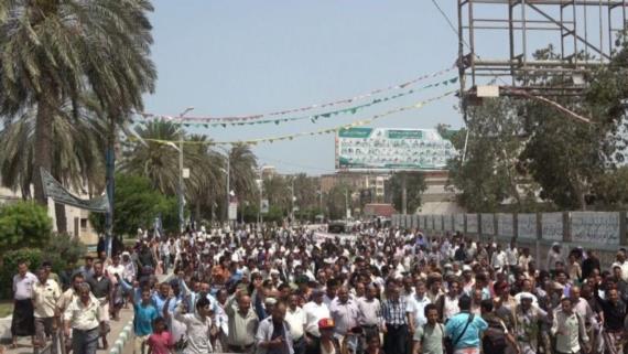وقفة ومسيرة احتجاجية بالحديدة تندد بجريمة اغتصاب امرأة من قبل المرتزقة السودانيين بالتحيتا