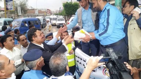 أمين العاصمة يدشن توزيع وجبة الإفطار الرمضانية لرجال المرور