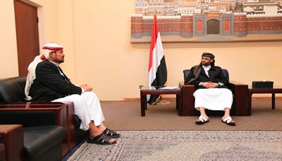 الرئيس المشاط يناقش مع أمين العاصمة سير العمل بالأمانة وجهود تحسين الخدمات