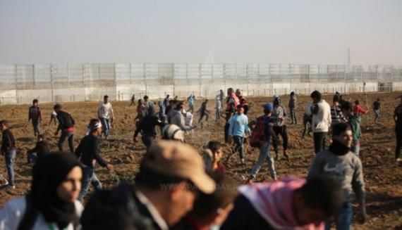 إصابة 50 مواطناً فلسطينيا برصاص العدو الإسرائيلي خلال مشاركتهم في مسيرة العودة