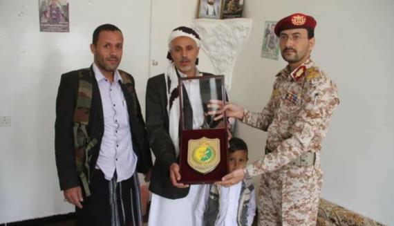 تكريم أسرة الشهيد محمد عبدالمنعم الشامي بدرع وزارة الدفاع