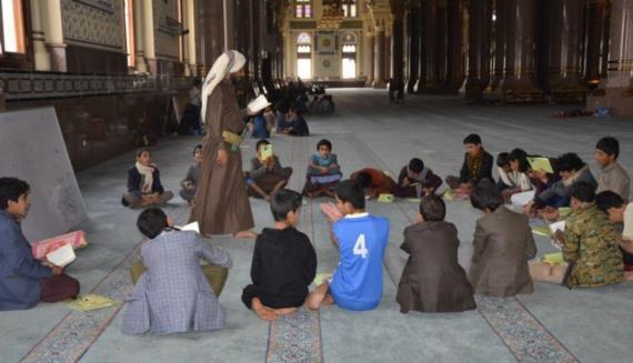 43 دقيقة في جامع الشعب..500 طالب و26 حلقة نموذجية تملأ ساحته المترامية الأطراف