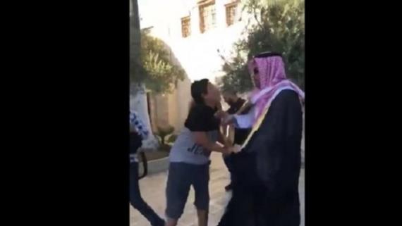 العدو الصهيوني يبعد طفلاً فلسطينيا بصق بوجه المطبّع السعودي