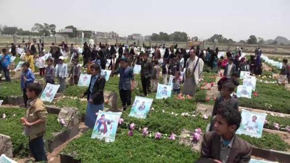 معلمو وطلاب عدد من المراكز الصيفية يزورون روضة الشهداء بمدينة ذمار