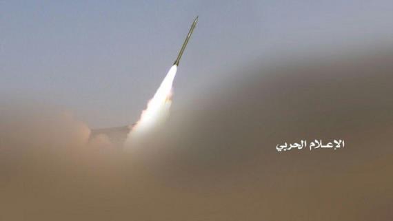 صاروخ باليستي يستهدف تجمعات العدو وآلياته بمعسكر الشاجري في أبين