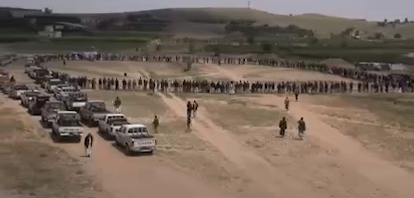 بني حشيش ترفد الجبهات بقافلة كبرى من العنب بمختلف أنواعه