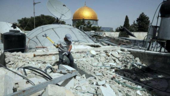 سلطات العدو تجبر مواطنا فلسطينيا على هدم منزله جنوب الأقصى