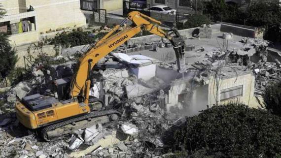 العدو الصهيوني يهدم منزلا فلسطينيا في الداخل المحتل وتوغل محدود شرق غزة