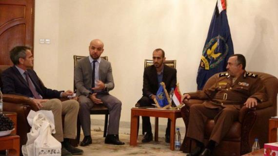 وزير الداخلية يناقش مع رئيس بعثة الصليب الأحمر جوانب التعاون المشترك