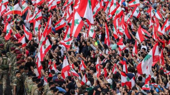 آلاف اللبنانيين يتظاهرون دعما للرئيس عون