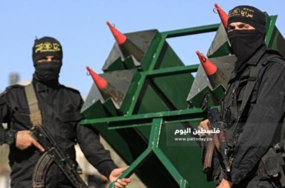 المقاومة الفلسطينية تستهدف دبابة ميركافا وتطلق قذائف على تجمع لجنود العدو الإسرائيلي