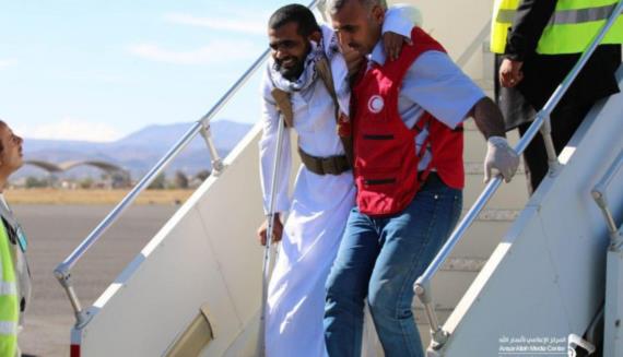 مرتزقةُ العدوان يتاجرون بالأسرى والسجّانون يتناوبون على تعذيبهم