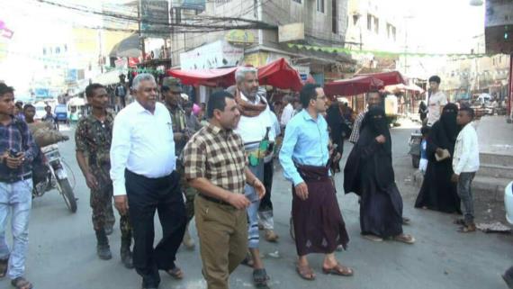 قحيم يطلع على استقرار الأسعار في أسواق الحديدة