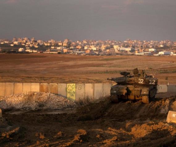 العدو الاسرائيلي يستهدف المواطنين الفلسطينيين شرق وجنوب قطاع غزة