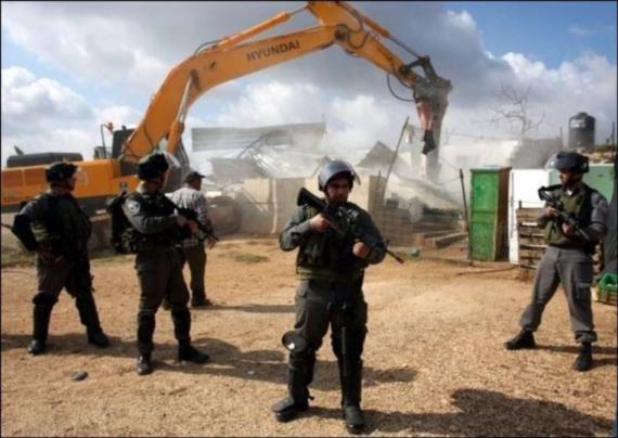 العدو الاسرائيلي يهدم غرفا سكنية لفلسطينيين جنوب الخليل